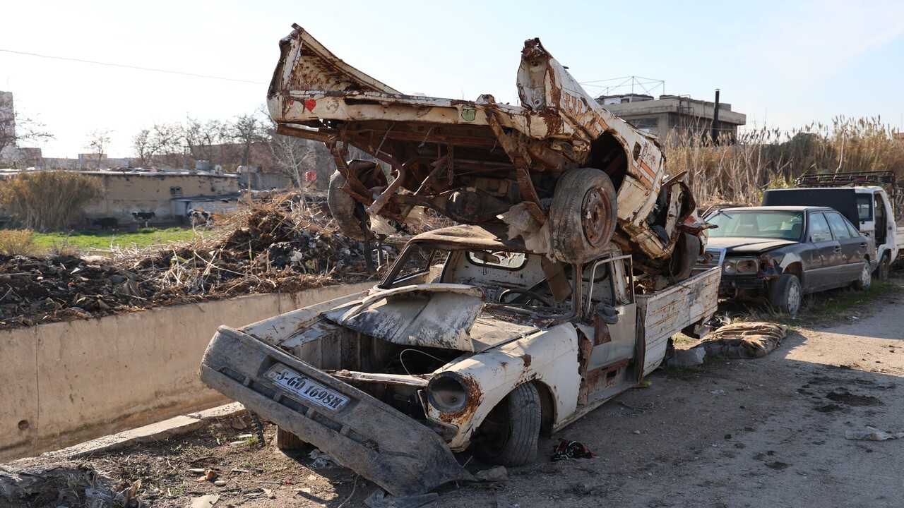 Foto - Esad rejiminin el koyduğu binlerce araç bakın ne halde bulundu!