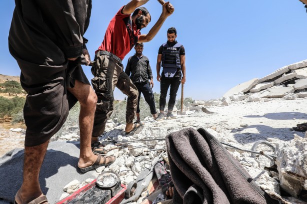 Esed bölgeyi yerle bir etti! 6 sivili göz göre göre katletti