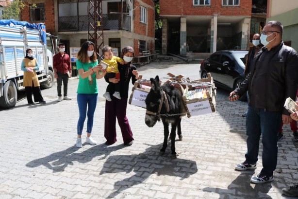Eşekli kütüphane büyük ilgi görüyor