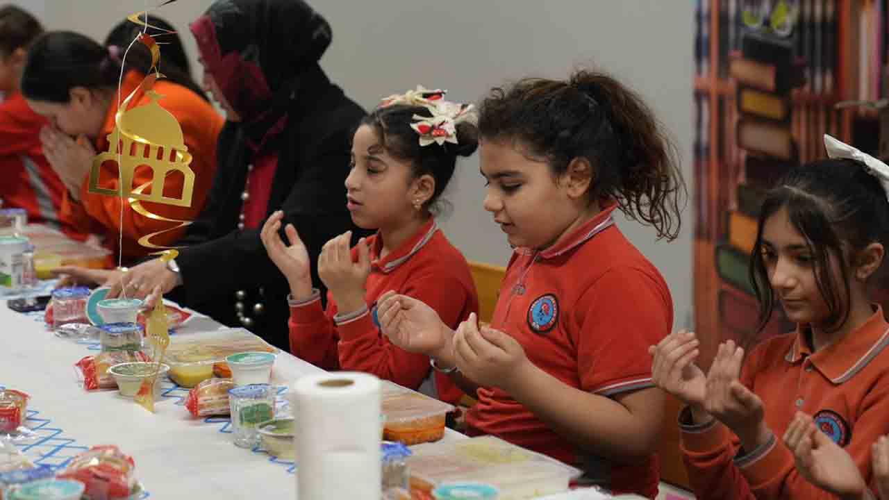 Esenler Belediyesi’nin desteğiyle okulda anlamlı buluşma: Minik Kalpler iftar sofrasında