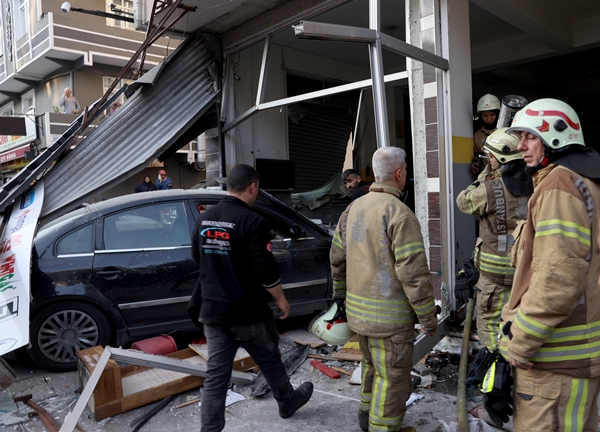 Foto - Esenler'de iş yerinde patlama! Çok sayıda yaralı var