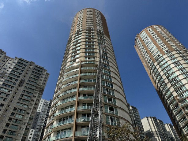 Foto - Esenyurt'ta 33 katlı binada yangın! Mahsur kalanlarlar var!