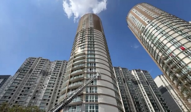 Foto - Esenyurt'ta 33 katlı binada yangın! Mahsur kalanlarlar var!