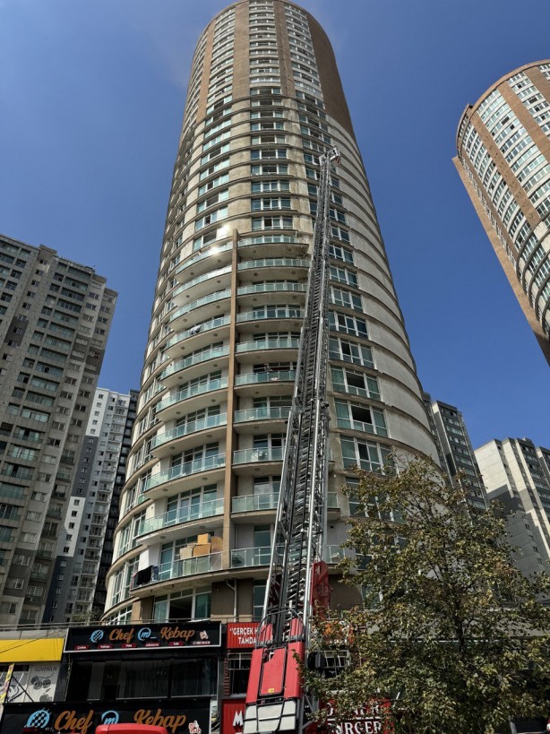 Foto - Esenyurt'ta 33 katlı binada yangın! Mahsur kalanlarlar var!