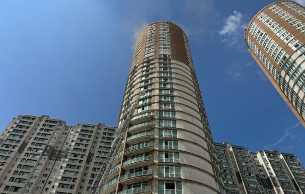 Foto - Esenyurt'ta 33 katlı binada yangın! Mahsur kalanlarlar var!