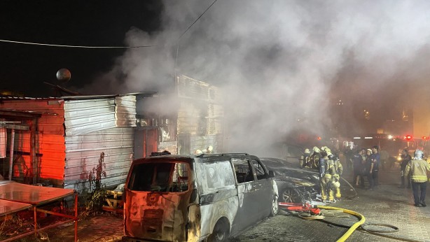 Foto - Esenyurt’ta 8 araç ve iş yeri alev alev yandı: 