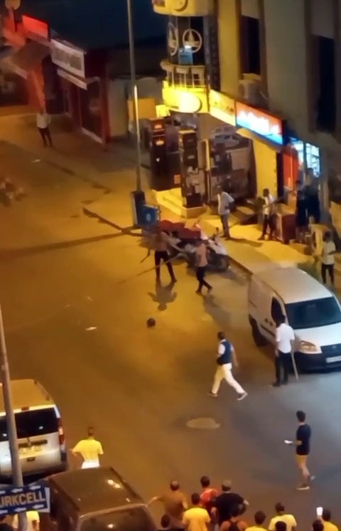 Foto - Esenyurt'ta dehşet anları! Döner bıçağıyla ortalığı birbirine kattı