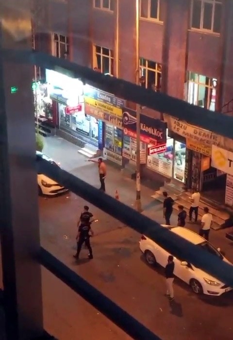 Esenyurt'ta dehşet anları! Döner bıçağıyla ortalığı birbirine kattı