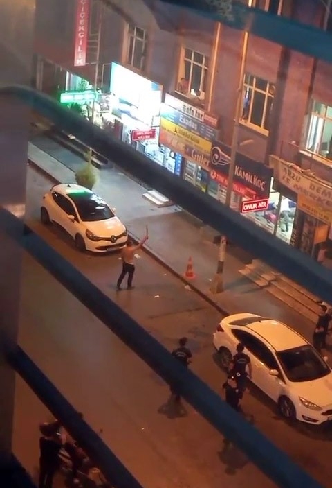 Foto - Esenyurt'ta dehşet anları! Döner bıçağıyla ortalığı birbirine kattı