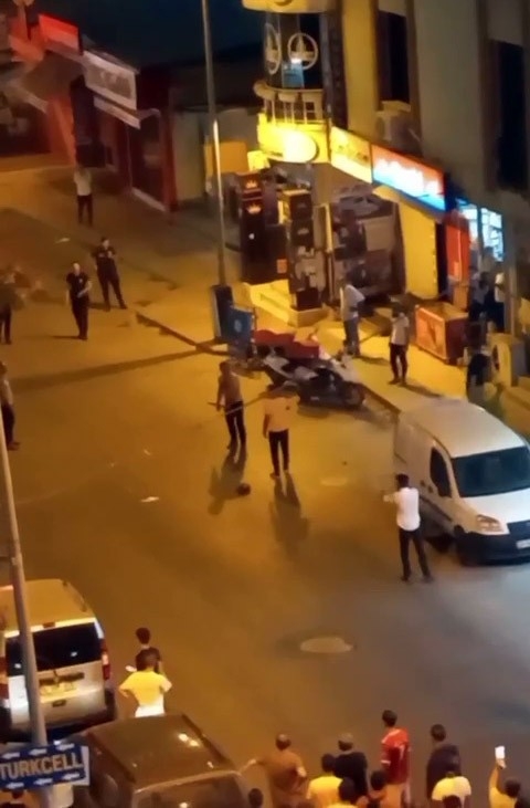 Foto - Esenyurt'ta dehşet anları! Döner bıçağıyla ortalığı birbirine kattı