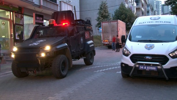Foto - Esenyurt'ta güpegündüz silahlı saldırı! Dükkanının önünde vurup kaçtılar