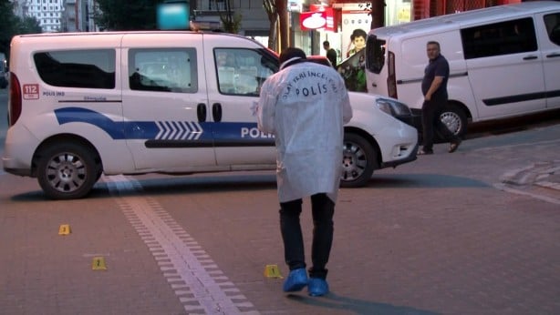 Foto - Esenyurt'ta güpegündüz silahlı saldırı! Dükkanının önünde vurup kaçtılar