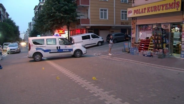 Foto - Esenyurt'ta güpegündüz silahlı saldırı! Dükkanının önünde vurup kaçtılar