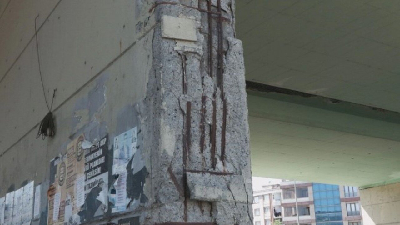 Foto - Esenyurt’ta korkutan görüntü! Köprü 'ben göçüyorum' diyor