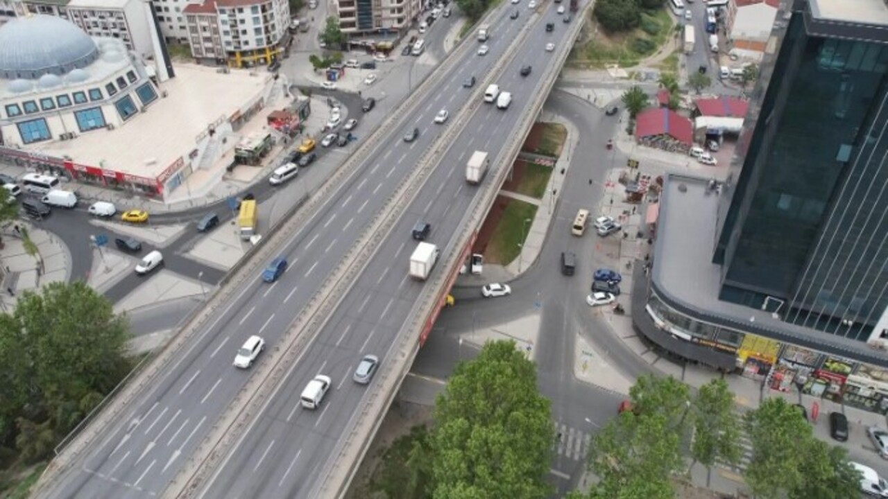 Foto - Esenyurt’ta korkutan görüntü! Köprü 'ben göçüyorum' diyor