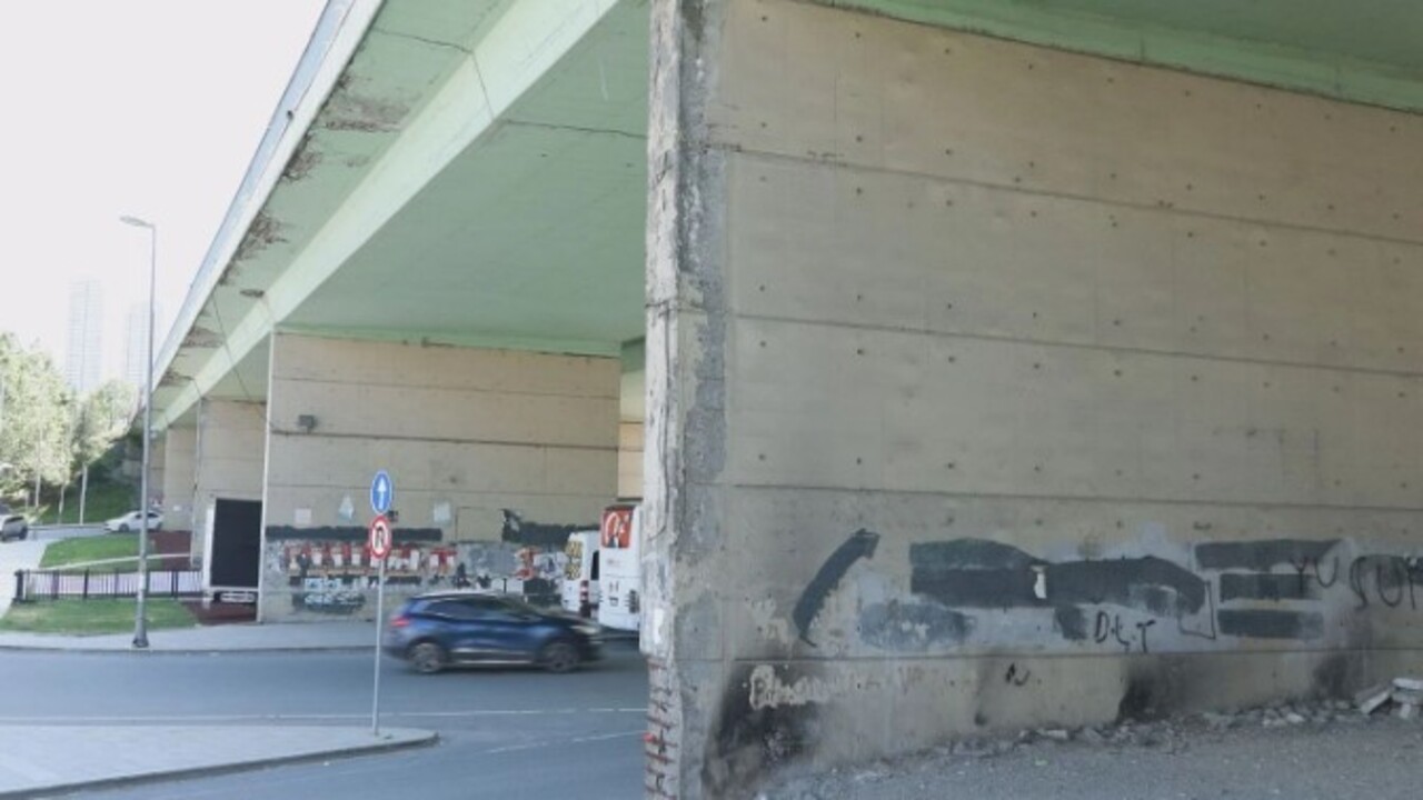 Foto - Esenyurt’ta korkutan görüntü! Köprü 'ben göçüyorum' diyor