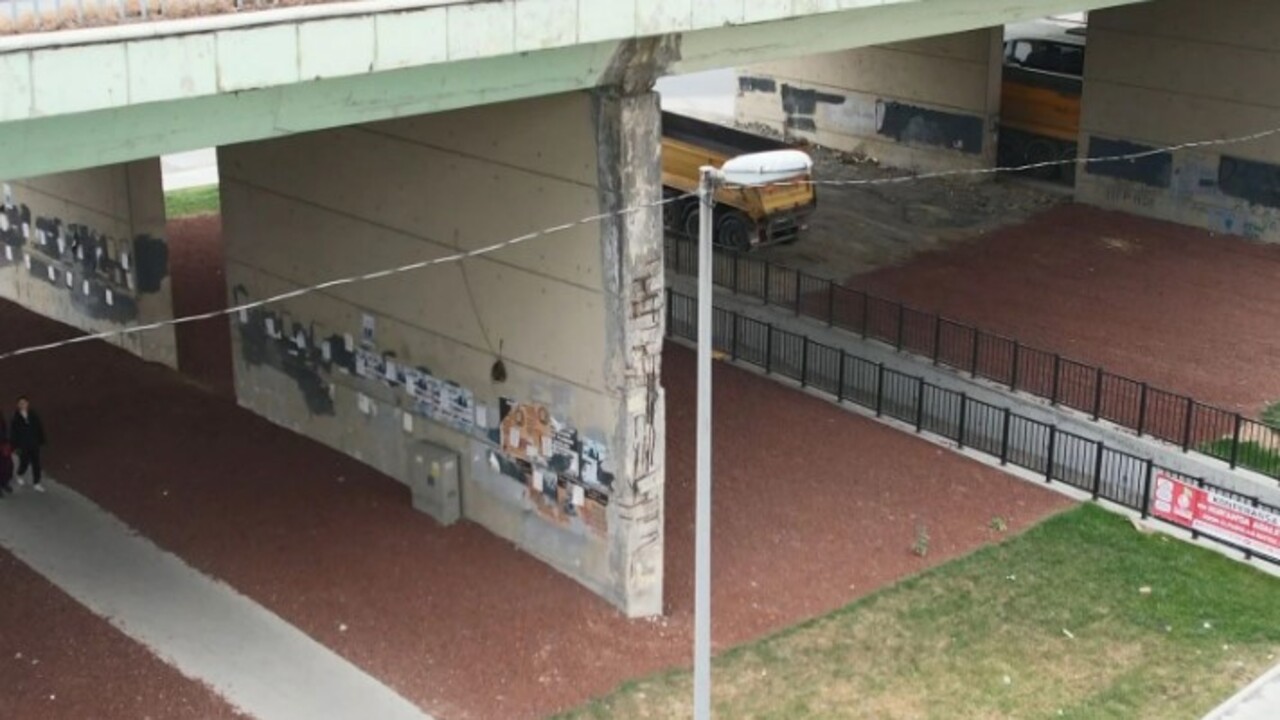 Foto - Esenyurt’ta korkutan görüntü! Köprü 'ben göçüyorum' diyor