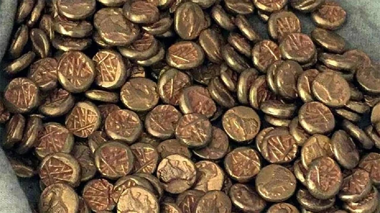 Foto - Eşi evden kovdu, tarlada define buldu! Roma sikkesi servet getirdi