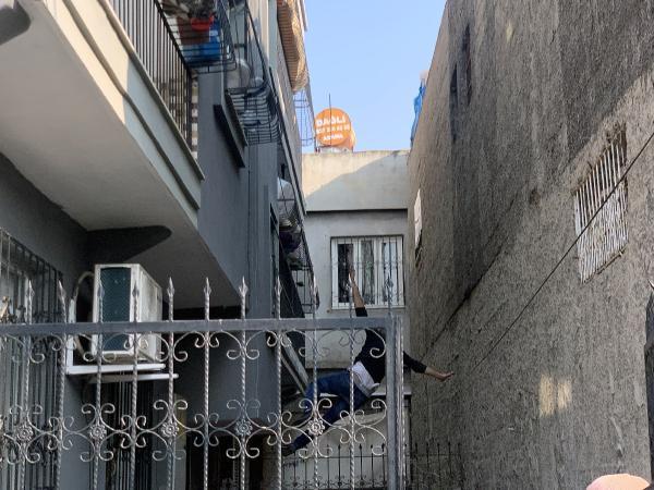 Foto - Eşine kızıp damdan atladı, komşusunun üzerine düştü!