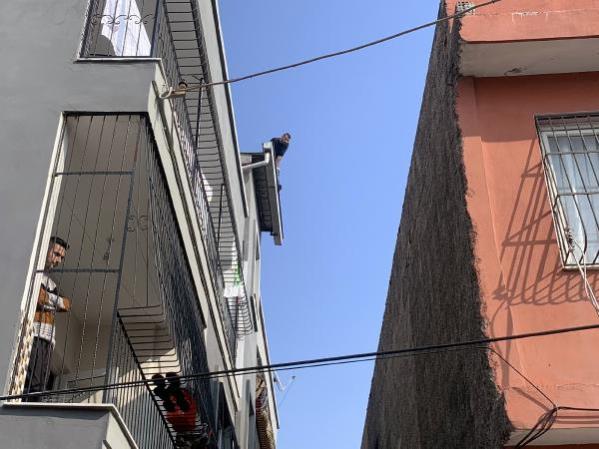 Foto - Eşine kızıp damdan atladı, komşusunun üzerine düştü!