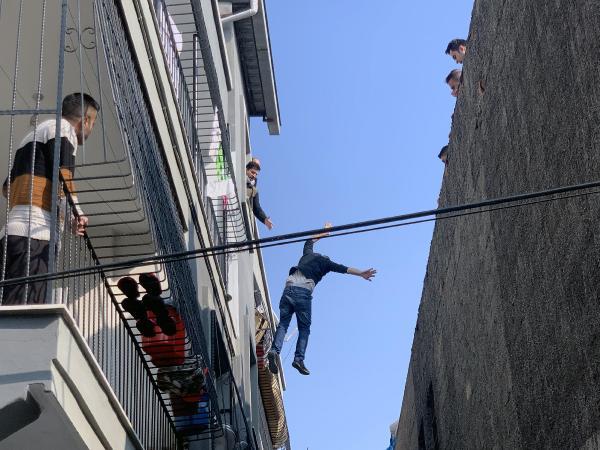 Foto - Eşine kızıp damdan atladı, komşusunun üzerine düştü!