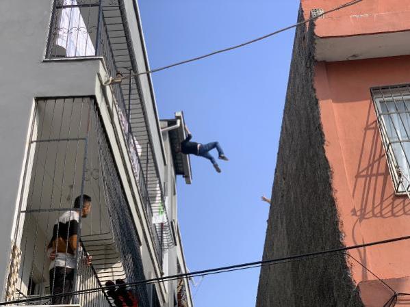 Foto - Eşine kızıp damdan atladı, komşusunun üzerine düştü!