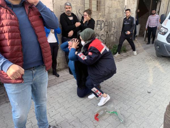 Foto - Eşine kızıp damdan atladı, komşusunun üzerine düştü!