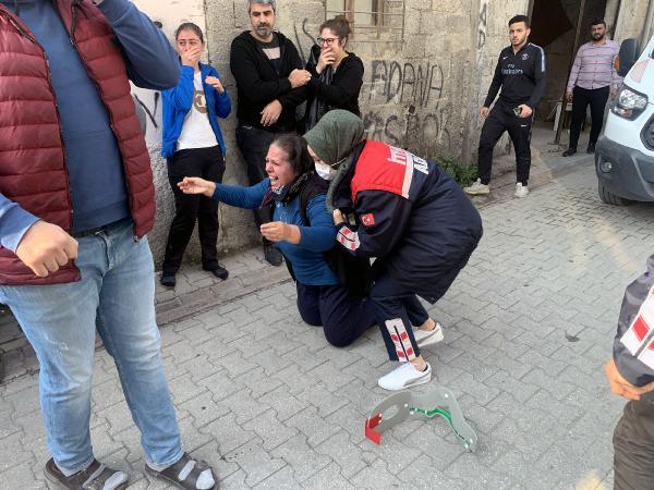 Foto - Eşine kızıp damdan atladı, komşusunun üzerine düştü!
