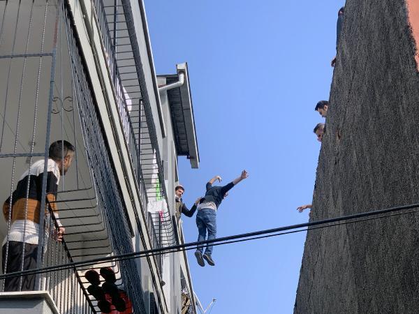 Foto - Eşine kızıp damdan atladı, komşusunun üzerine düştü!