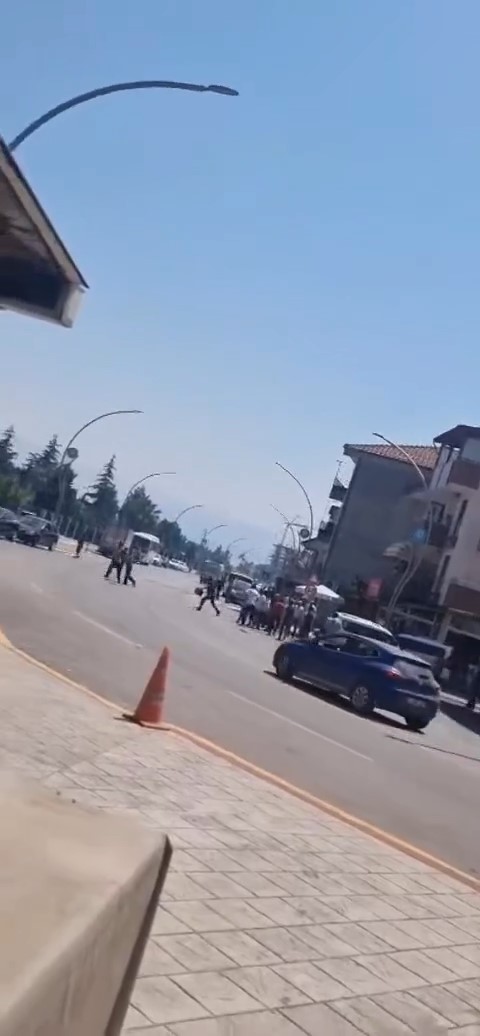 Foto - Eşine şiddet gösteren adamı dövenlerin iş yerleri basıldı