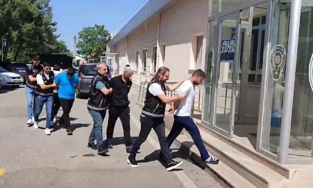 Foto - Eşine şiddet gösteren adamı dövenlerin iş yerleri basıldı