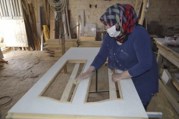 Foto - Eşine yardım etmek için kolları sıvayınca usta oldu