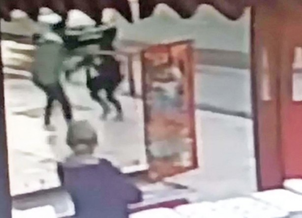 Eşini bıçakladı, yerde sürükledi ve linç edildi