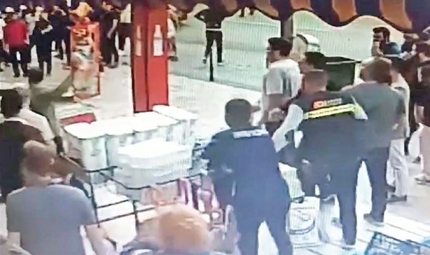 Foto - Eşini bıçakladı, yerde sürükledi ve linç edildi