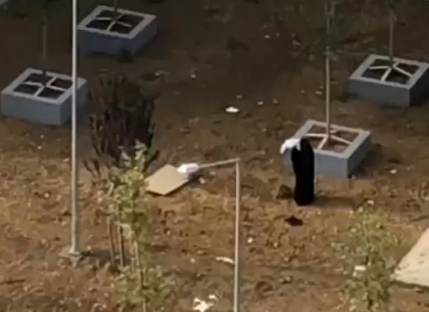 Foto - Eşini diri diri toprağa gömdü, başında dua etti! Sebebini duyan polisler olay yerinden hemen ayrıldı