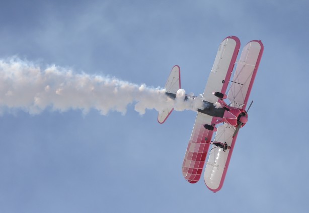 Foto - Eşinin kullandığı uçağın kanatlarında yürüyerek gösteri sunuyor