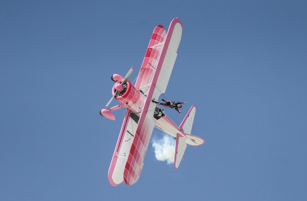 Foto - Eşinin kullandığı uçağın kanatlarında yürüyerek gösteri sunuyor