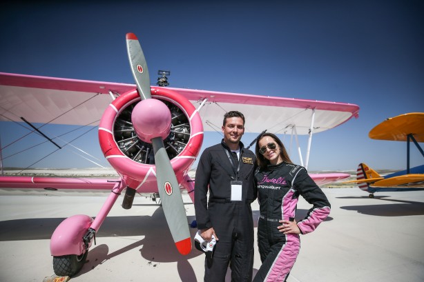 Eşinin kullandığı uçağın kanatlarında yürüyerek gösteri sunuyor