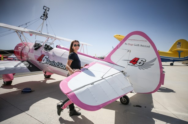 Foto - Eşinin kullandığı uçağın kanatlarında yürüyerek gösteri sunuyor