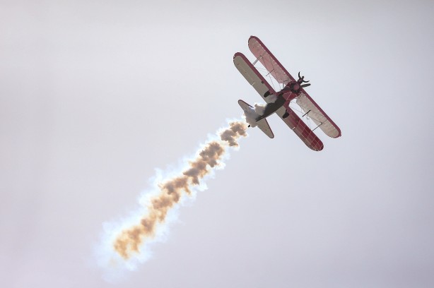 Foto - Eşinin kullandığı uçağın kanatlarında yürüyerek gösteri sunuyor