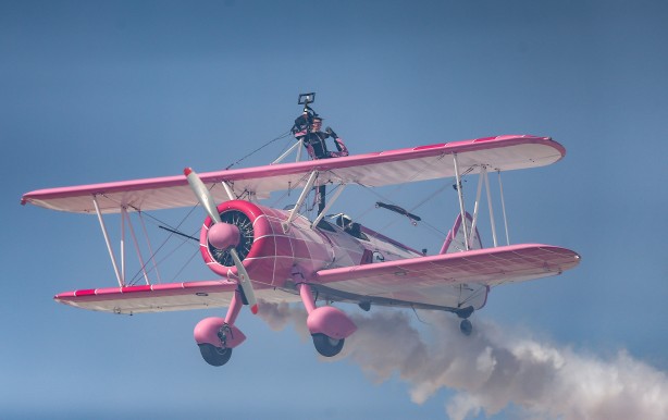 Foto - Eşinin kullandığı uçağın kanatlarında yürüyerek gösteri sunuyor