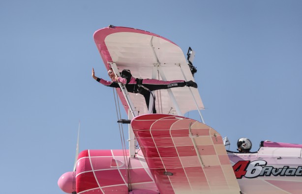 Foto - Eşinin kullandığı uçağın kanatlarında yürüyerek gösteri sunuyor