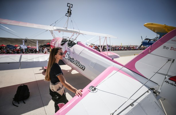 Foto - Eşinin kullandığı uçağın kanatlarında yürüyerek gösteri sunuyor