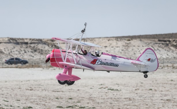 Foto - Eşinin kullandığı uçağın kanatlarında yürüyerek gösteri sunuyor