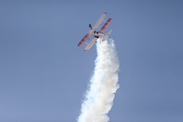 Foto - Eşinin kullandığı uçağın kanatlarında yürüyerek gösteri sunuyor