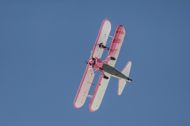 Foto - Eşinin kullandığı uçağın kanatlarında yürüyerek gösteri sunuyor