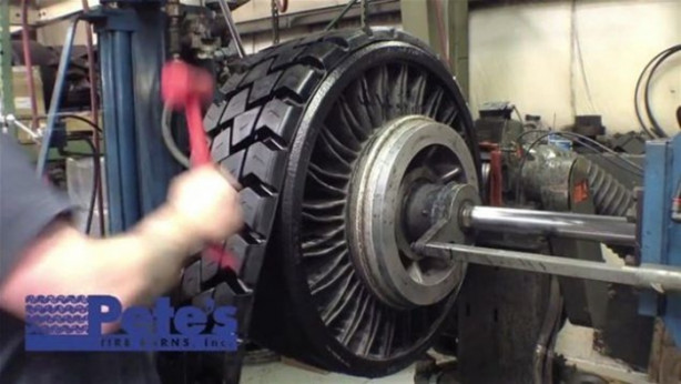 Foto - Eski araba lastiğini öyle bir hale getirdi ki!