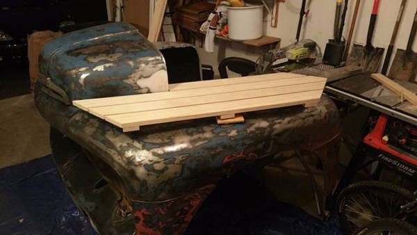 Foto - Eski araba parçalarından mobilya üretti!