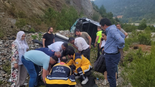 Foto - Eski Bakan Nihat Zeybekci trafik kazası geçirdi! Araç hurdaya döndü