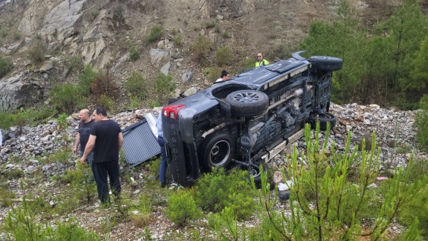 Foto - Eski Bakan Nihat Zeybekci trafik kazası geçirdi! Araç hurdaya döndü
